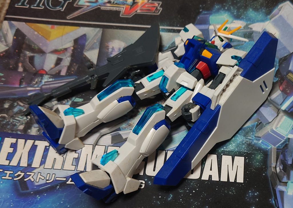 特に作りたいキットが思いつかなかったのと、改造計画が止まった為、息抜きにと10数年前に作って箱にしまったままのエクストリームを発掘(探した)。ビームサーベルこそ見つからなかったものの、本体、ビーム・ライフル、シールドが綺麗なままで見つかったのでヨシ！(gandam-hand2)ビーム・ライフルの持ち手がユルユルで「これ塗装したら生き返るかな？(gundam-kao1)」と思いつつ本体の洗浄と塗装へ。