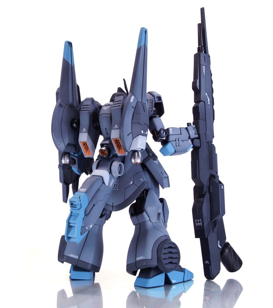 背面ショットミキシングにあたり、ベースキットのジオン風味が強い部分、曲線が多い部分などの形状をパテやプラ板などで変更しています。