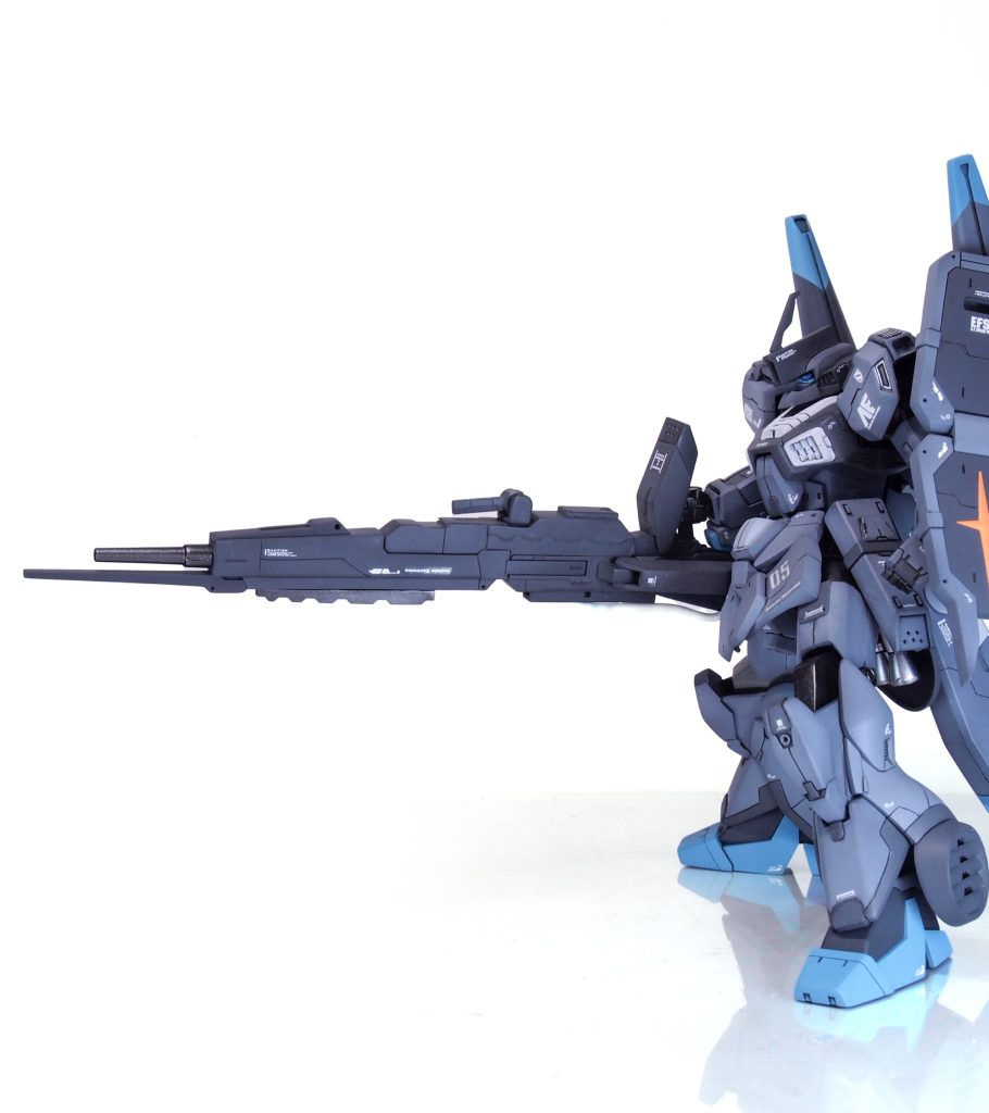 メイン武装Zガンダムのハイメガランチャーを携行させ、若干形状やディテールを変更しています。地上用MSとしての運用を考え、軽量化と弾数増加のため火力を抑えた簡易版という設定にしました。