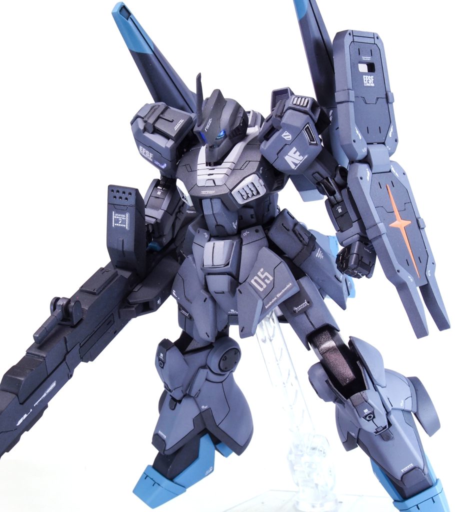 主な形状変更部分は頭部、コクピットブロック、スカートアーマー、太腿、脚部と主だった部分に加え、パイプディテールをオミットしてより「連邦MS」っぽくしてみたつもりです。さっぱりした部分にはスジ彫りやプラ板ディテールも各所加えています。