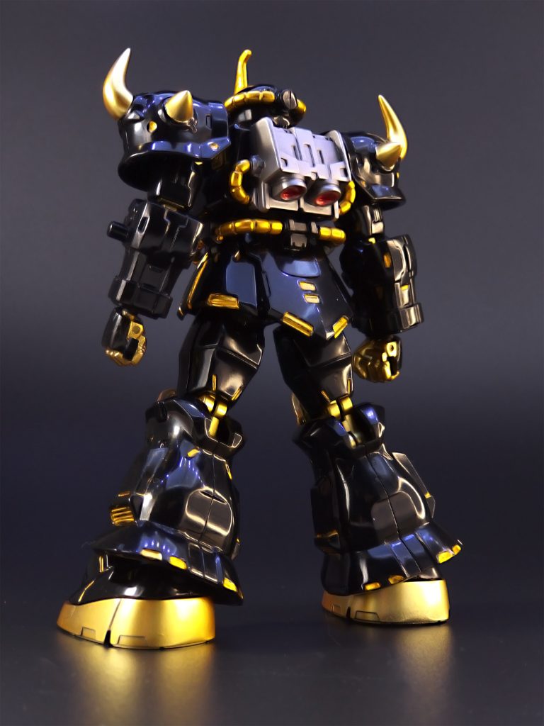 本来は薄い青がメインカラーのグフカスタムですが、黒にしても中々カッコイイと思います。パイロットのノリスが作中で見せた、鬼神の如き強さに相応しいカラーリングではないでしょうか。