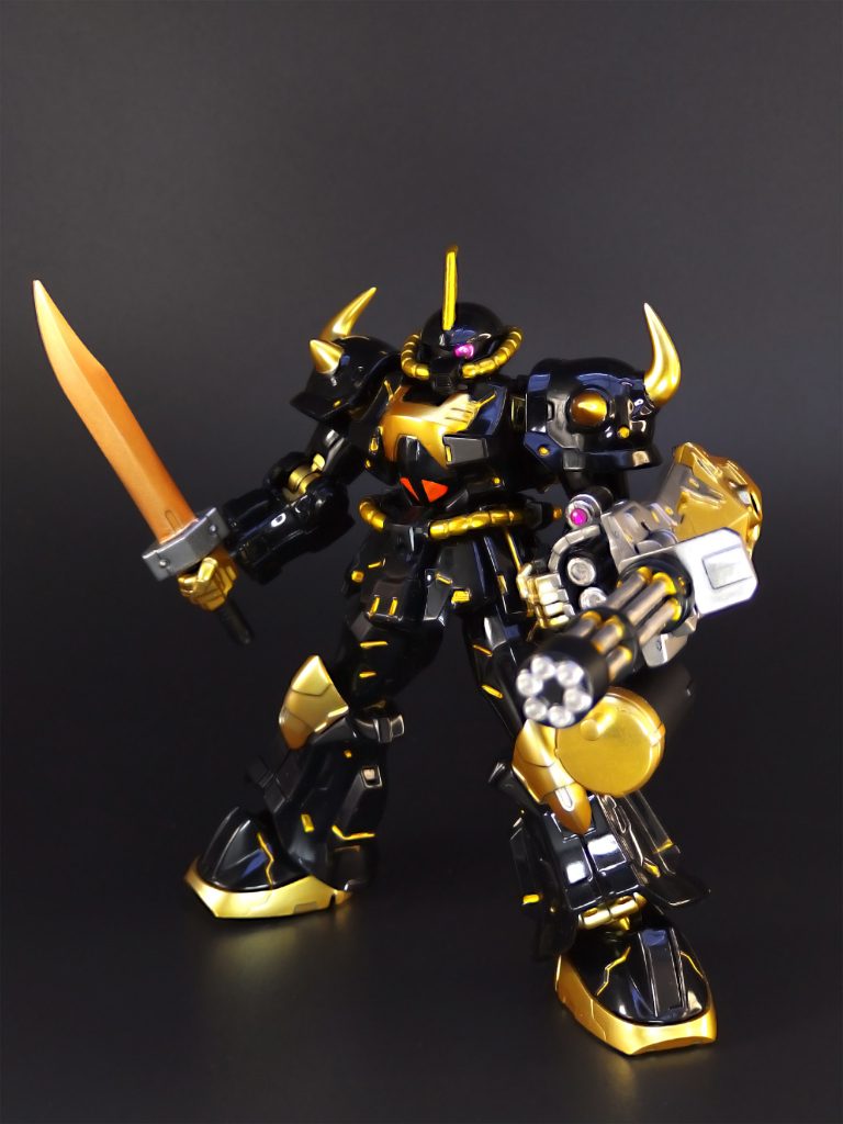 ヒートサーベルのオレンジ部分は、ガンダムマーカーのイエローゴールドのペン内部に、ロイヤルメタレッドを10滴程度加えて混色したオリジナルカラーです。ガンダムマーカーのメタリックオレンジは単品販売されていないのが残念ですが、こうした工夫で似た色を作る事は可能です。