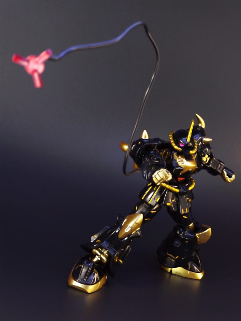 以前の作品では、金のスミ入れ部分にはタミヤエナメルのチタンゴールドを使用していました。しかし、ガンダムマーカーのイエローゴールドと比較して色味が薄く、自分の表現したいカラーとは若干の乖離がありました。それが今回、DSPIAEメタリックマーカーのゴールドでスミ入れを行ったところ、かなりイメージに近い色が出せたので、非常に満足しています。