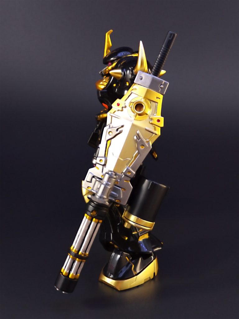 グフカスタムを象徴する武装であるガトリングシールド。食玩にも関わらず、ここまで細かくデザインされているのは、さすがGフレームといったところ。特に砲身部分のディテールは秀逸で、DSPIAEマーカーでなければ塗り分け出来なかったと思います。