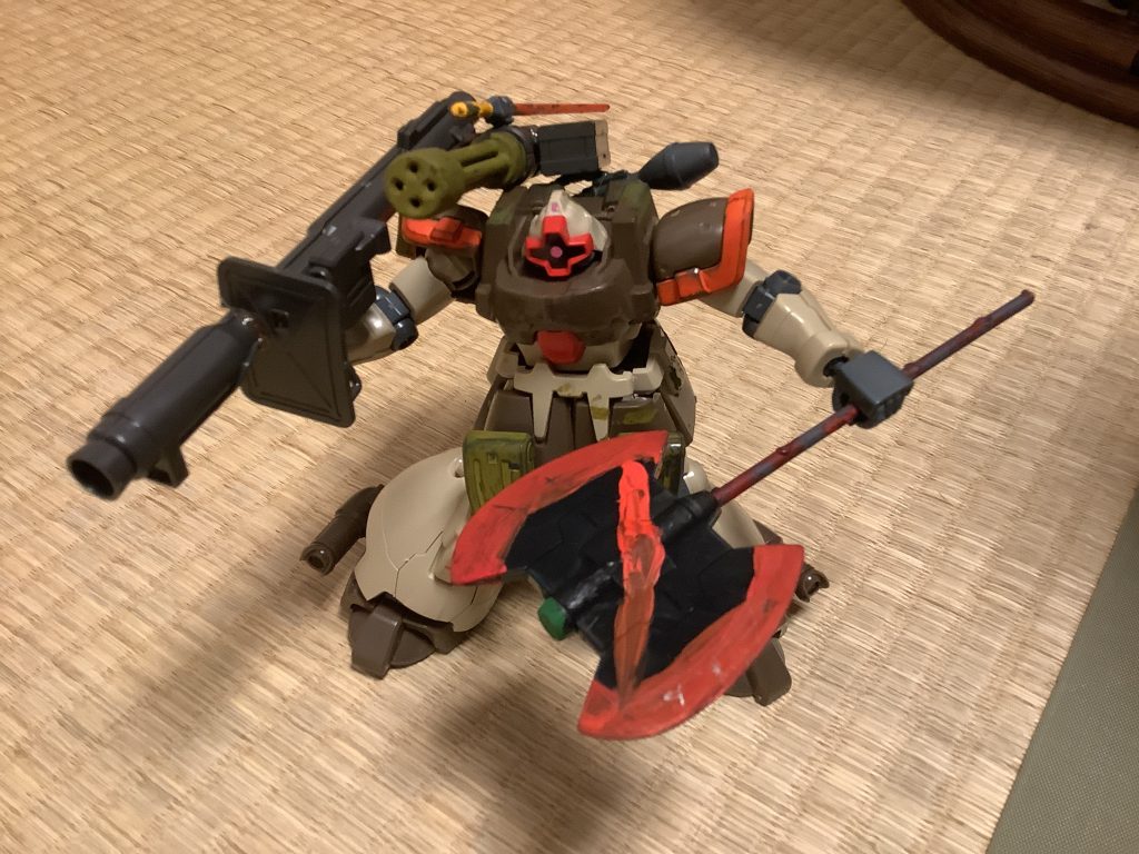 ガトリングカスタム火力支援型ですが巨大な斧を持ってます､斧はディランザのものですガトリングガンのところにヒートサーベルを装備しました