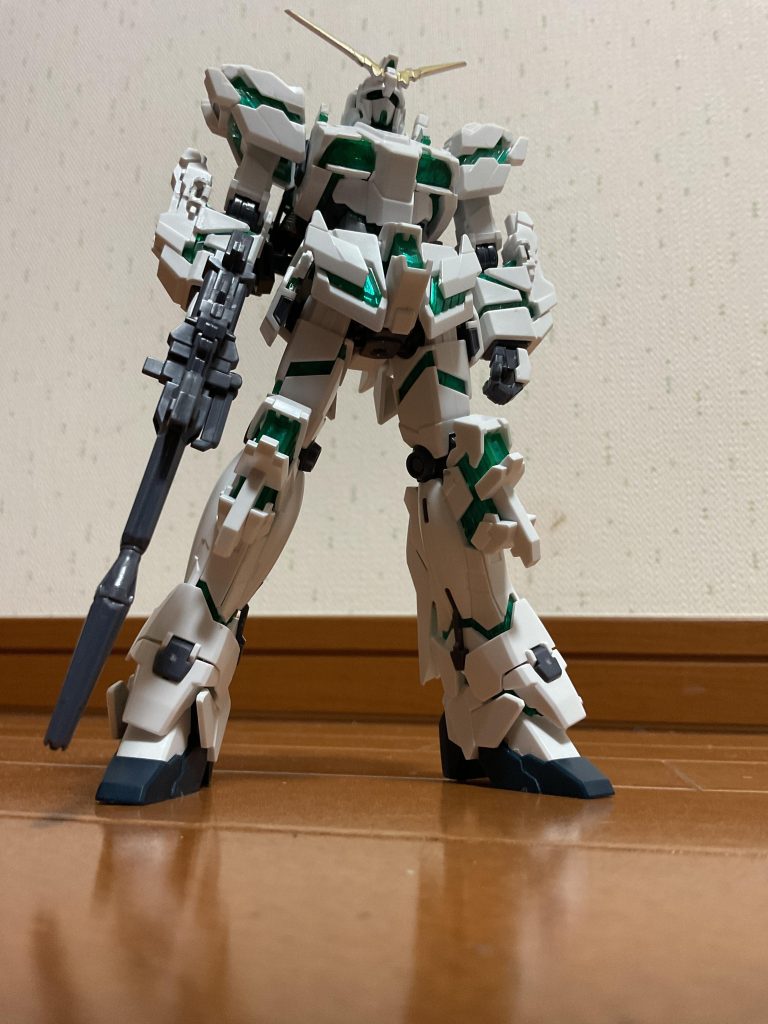 まずは素体のユニコーンから今回はクリアカラーのパーツの裏側をシルバーで塗装しました。