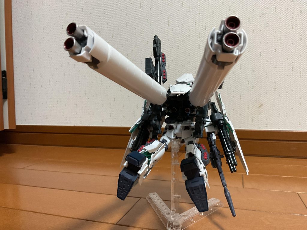 バーニアはシルバーとガンダムマーカーのロイヤルメタレッドで塗装しました。