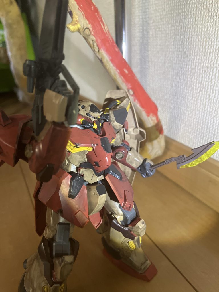 ザクの遺伝子を持つものとしてアレステックヒートホークと20式長射程粒子閃光砲を装備頭部