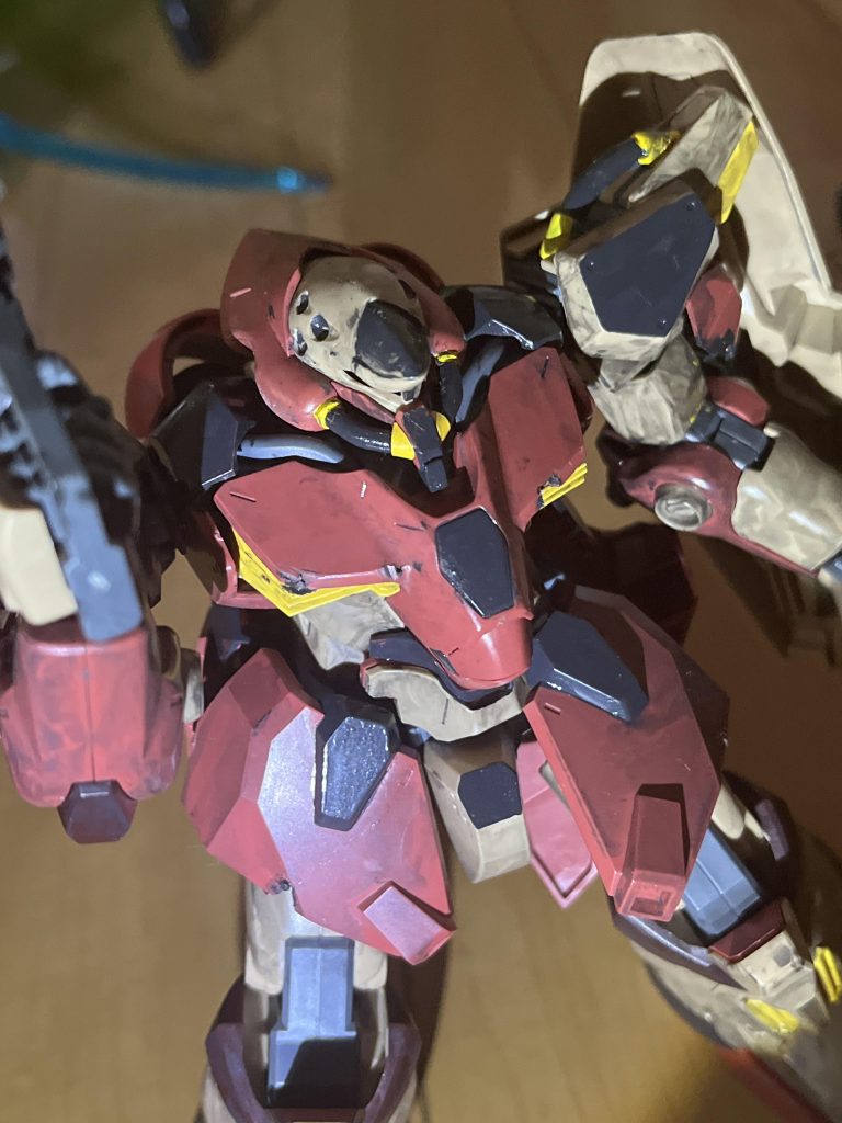 頭部の20mmリボルバーカノンは対航空MS用に改造された重心安定型バレルを採用