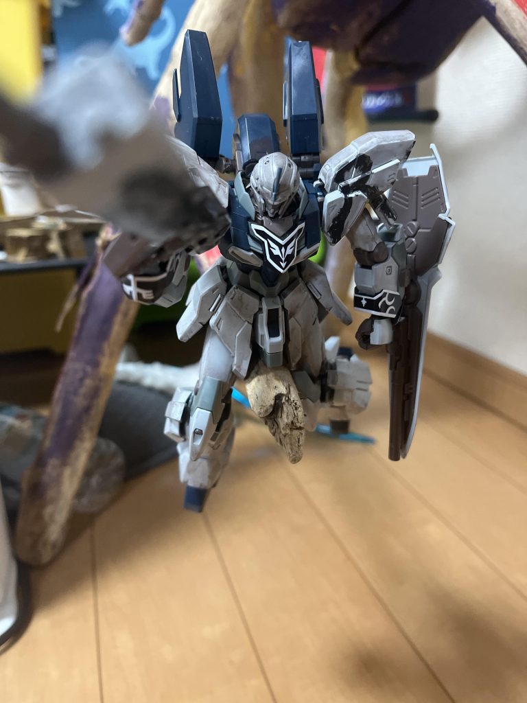 機体設計が余裕の無い設計のため通信器具などを頭ではなく胸部から腹部にかけてぎっしり入っている