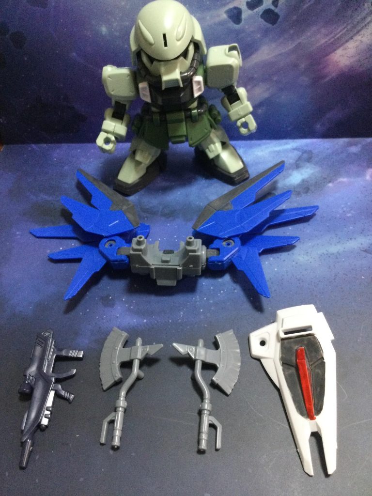 羽が無いザクウォーr、、、フリーダムもなかなか。シールドはガンダムマーカーで塗りました。