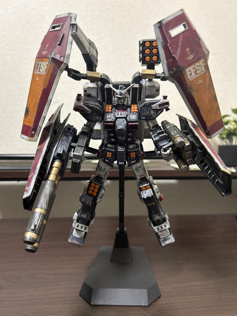 正面の画像です両手に持っているバズーカの部分等金、銀で塗装