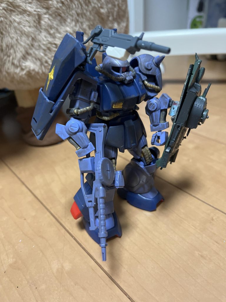 肩のシールドは左手のシールドを取り貼り付けそのピンに余っていたジャンクパーツを付けEz-8の機関銃をつけました