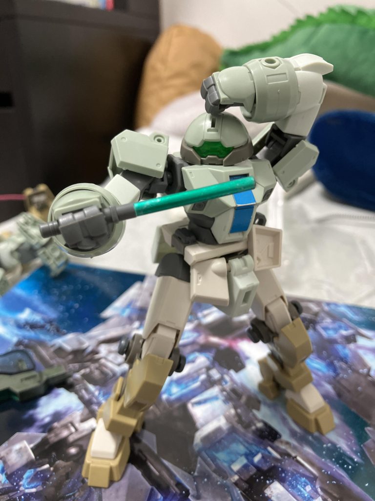 一応近接用のサーベルもあるけど使い方は知らんらしい