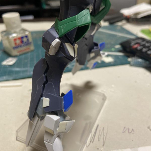 ファラクトとフェニーチェリナーシタのミキシングしてます。気まぐれです😁首と胴を延長し、フェニーチェリナーシタの部品を無理矢理合わせてます😛あとはジャンクパーツ少々。踵の接続部分はバーニアで隠すようにしました。（5枚目）