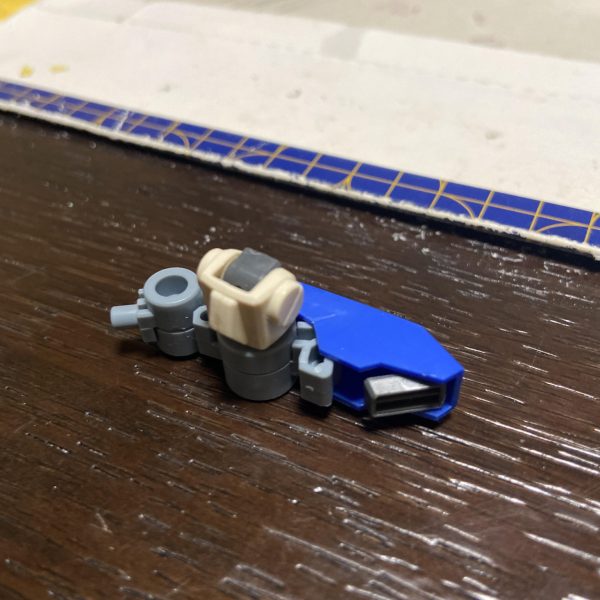 ファラクトとフェニーチェリナーシタのミキシングしてます。気まぐれです😁首と胴を延長し、フェニーチェリナーシタの部品を無理矢理合わせてます😛あとはジャンクパーツ少々。踵の接続部分はバーニアで隠すようにしました。（7枚目）