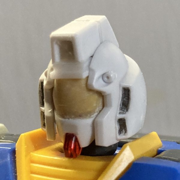エントリーグレードガンダムでなるべく楽にジムっぽいやつを作りたい検討の続編です。EGガンダムヘッドの小改造でジム頭に近づける検討、試行錯誤して一つ頭を犠牲にしてしまったが(涙)、なんとなくゴールが見えてきた気がする。バルカンは埋めてしまおうか…悩む。（1枚目）