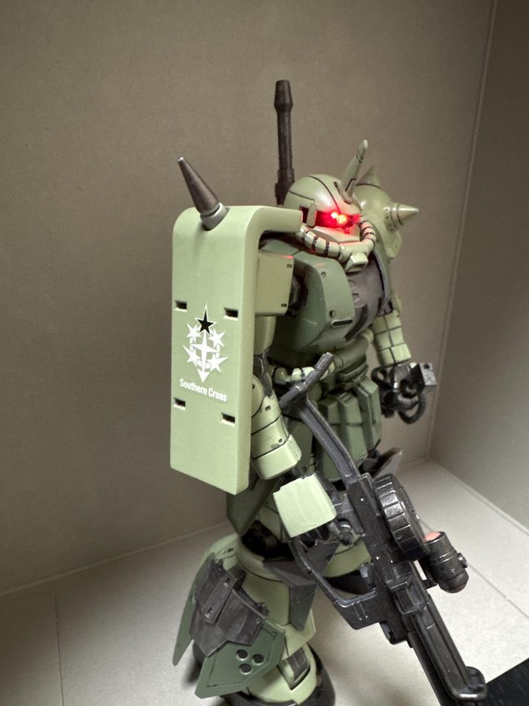 デカールがあまり好きでなくシールドのこの部分にしか貼ってません。