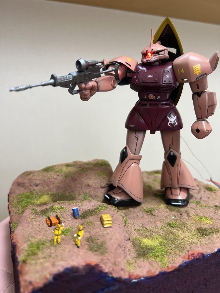 前回作ったジオラマを流用してテキサスの攻防をイメージして配置しました。地面の色がシャアピンクに似ていて同化してます。