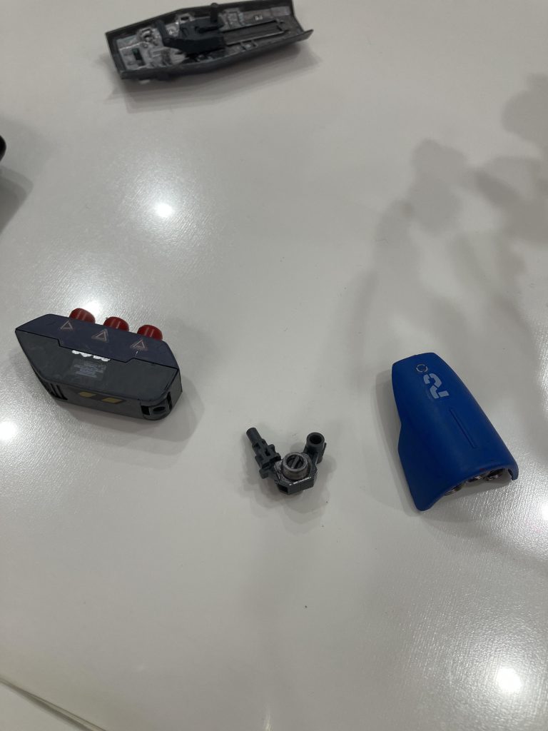 ミサイルランチャーは左から・サザビーのファンネルコンテナ・リバイブガンダムの腕部分の内部フレーム的なやつ・サザビーの腰部分のブースター です