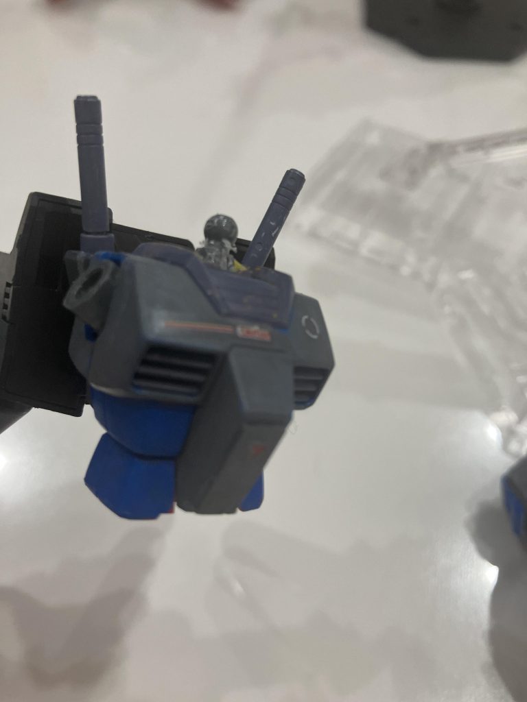 胴体はリバイブガンダムの首を短く短くし接着コックピットはランナーの名前が書いてあるところを切り取って削って滑らかにしたものを接着