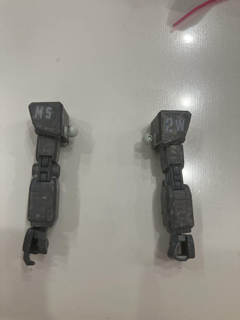 腕 肩は基本的にリバイブガンダムにジムの腕をつけただけですが右腕はよくわからん関節の丸いやつをターンエーくんに消してもらいました