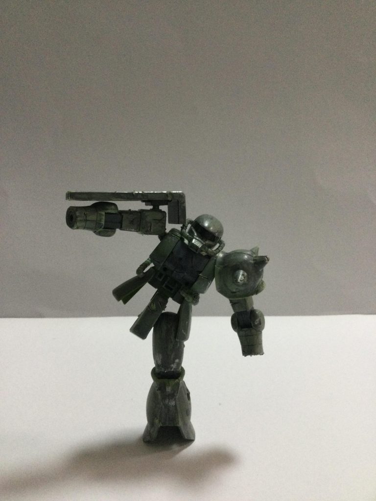 片足でバランスを取るザク。地上だと使いにくそう。