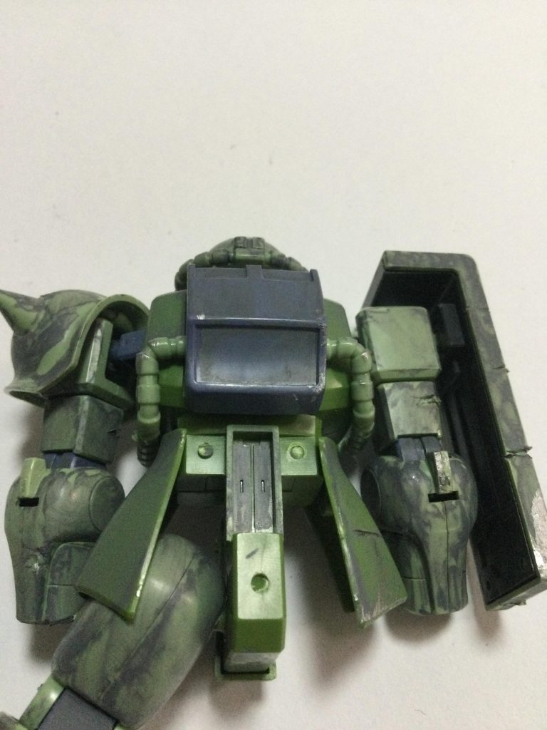 後ろ。ウェザリングは、ガンダムマーカーのグレーを塗って、それをティッシュで拭き取る、と言う方法です。あとは、銀の塗料でチッピング。「傷口に塩を塗る」ならぬ「傷口に銀を塗る」(笑)