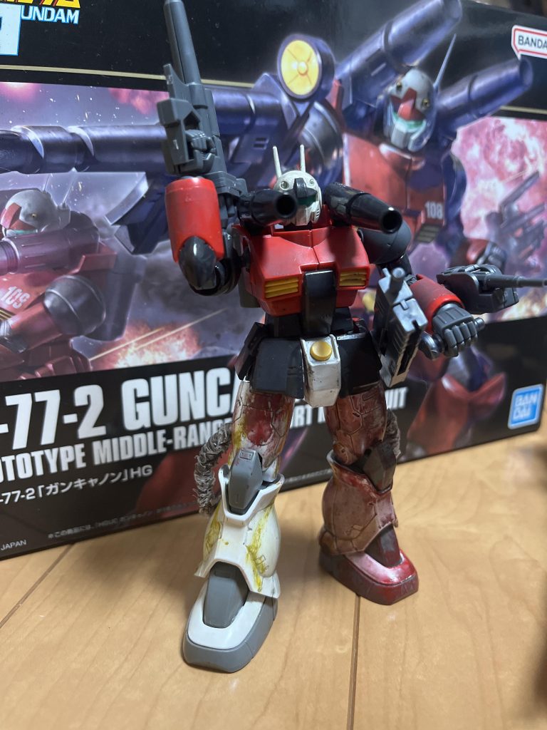 武装は長射程狙撃用熱線小銃と二門の無反動40cm砲と腕の40mm回転装填式機関砲、腰の40mm爆発弾頭投射機を装備