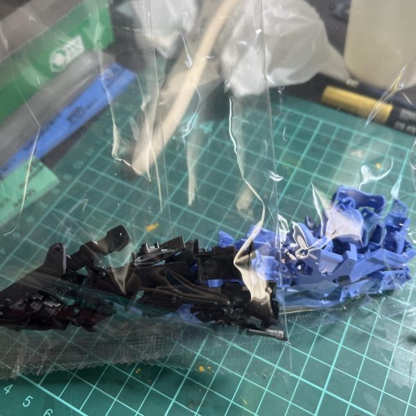 絶賛バルバトスのジオラマ製作途中ですが最後の仕上げの塗料が全く手に入らないので手に入り次第完成にします！！！それまでこのヴィダールを制作して行こうと思います！！！最終的にヴィダールのままで色をエックスケーカラーにしてASW-G-XKxを作りたいと思います！！（2枚目）