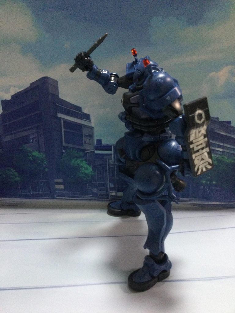 せっかくの警察なので、街中で。交通整備とかのイメージ。