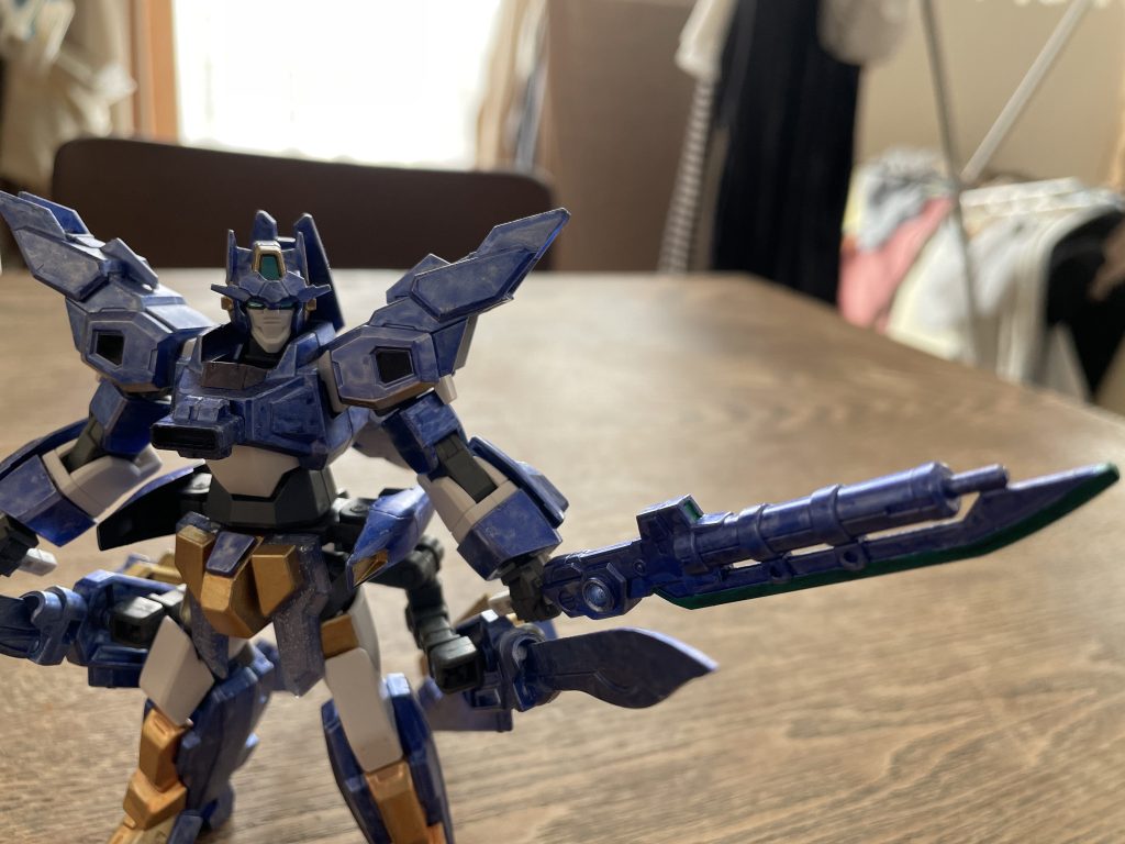 腕部はフリーダムガンダムフレイムフェーダー用改造キットを肩に使ってマッシブにアレンジした前腕はAGE1ノーマルと交換し追加装甲としてシャイニングガンダムの腰サイドアーマーを接着