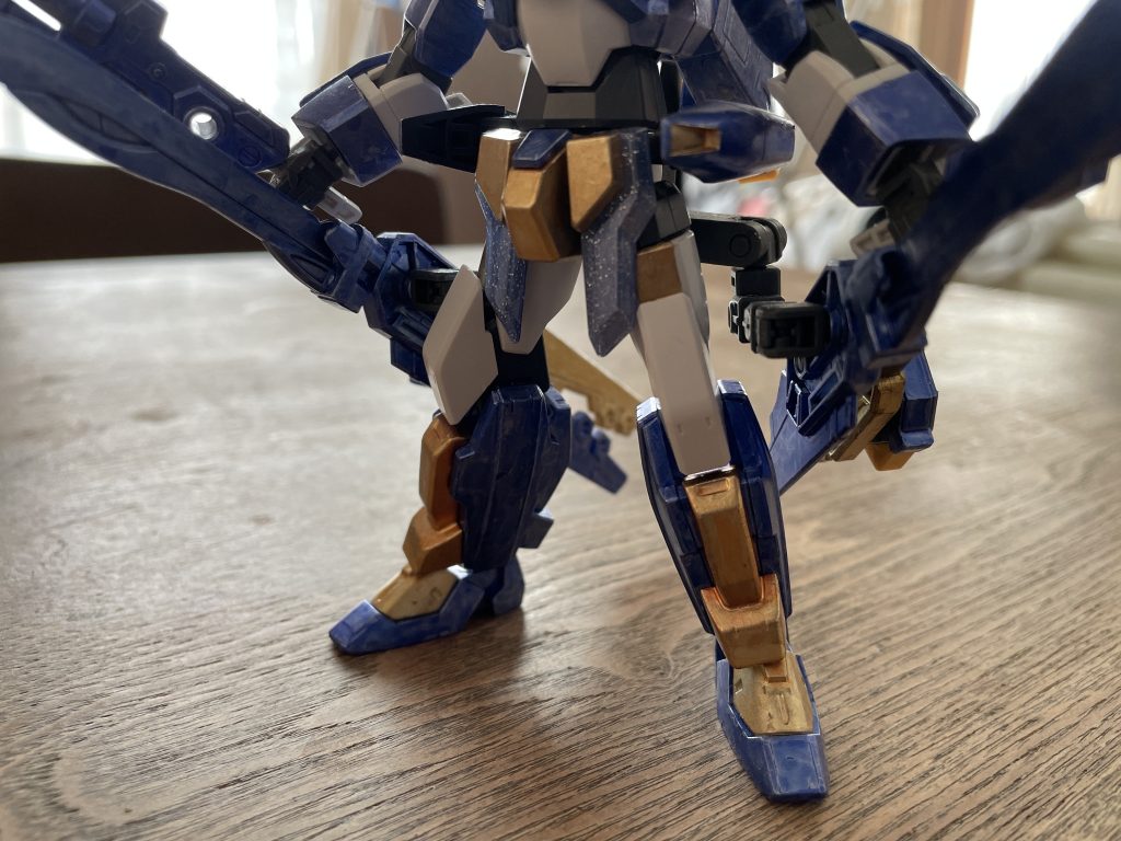 脚部は腰と膝下をAGE2ダブルバレットに換装腰フロントアーマーは特別感を出す為に限定版のAGE2マグナムで余るラメ入り仕様に変更した両腰サイドにはディバイダーのスラスターを移植Gエグゼスの膝装甲を上下逆に入れ替えることで動かした時の干渉回避と太腿の力強さを強調した