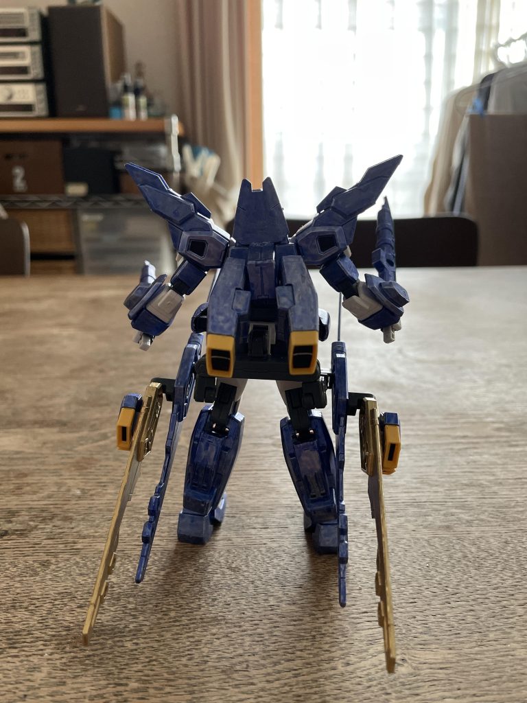 AGE3のメインバーニアをバックパックに移植基部にはノーザンポッドの楯を放熱板として接着腰はアームアームズ経由で脚部バインダーを追加バインダー先端にはフェーダートンファーの刃を後部にはフォートレスの腰スラスターを装備した