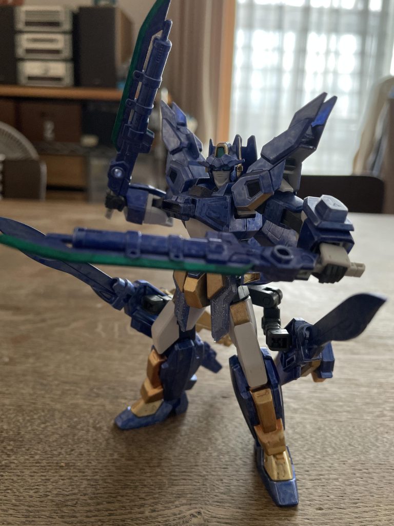 武器は二刀流で扱う遠近両用シグルガンブレイド鋭い切れ味を活かした接近戦を得意としているがミサイルの迎撃にはガンモードの連射で対処する