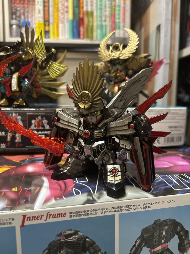 織田信長頑駄無。本来のキットにプラスして信長エピオンのマントを付けてみました。色合いは南蛮甲冑をモチーフにシルバーに。