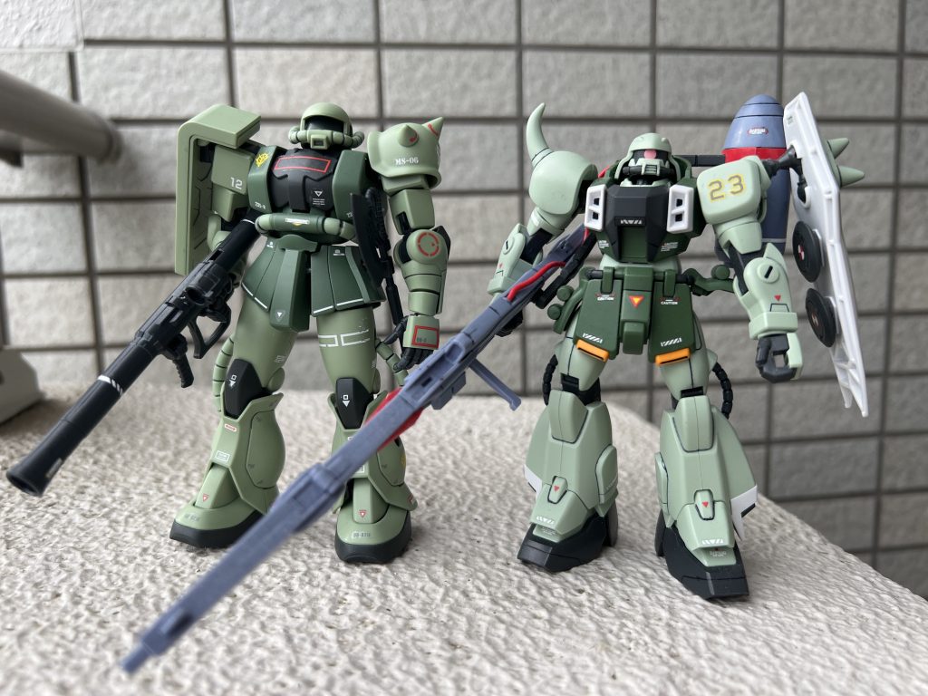 ザクⅡとザクウォーリアの2ショット。やっぱりザクⅡの方がカッコイイです(*'ω'*)