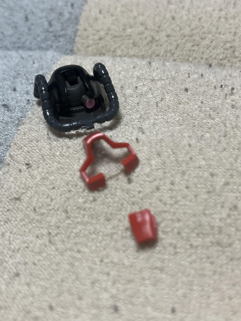 モノアイは中にボールジョイントがありそこにステッカーを貼る形になっているのが良き