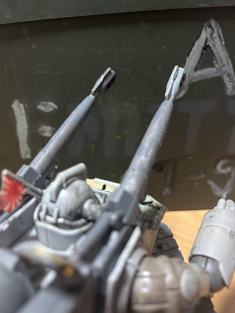 砲口にマズルブレーキをつけることにより通常の砲弾より火薬量を増やした事による反動を抑え制度をあげている