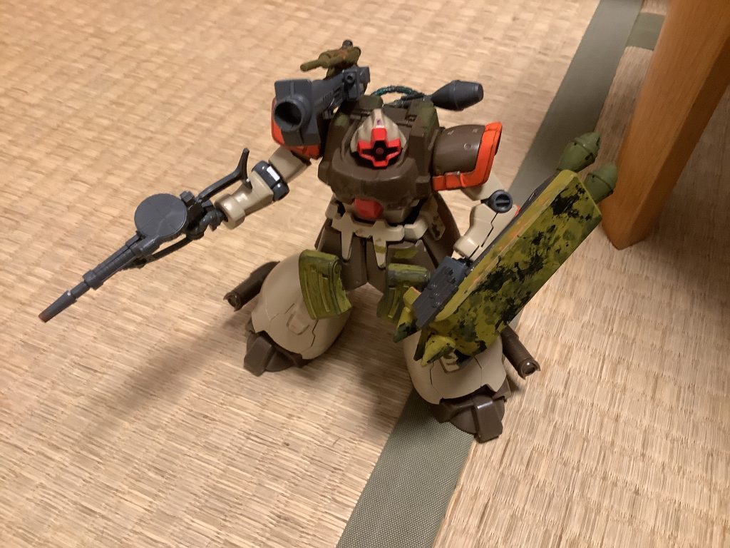 隊長機と言う設定のカスタムスパイク付きのシールドは自作です肩のキャノンは使わなくなったものから作りました