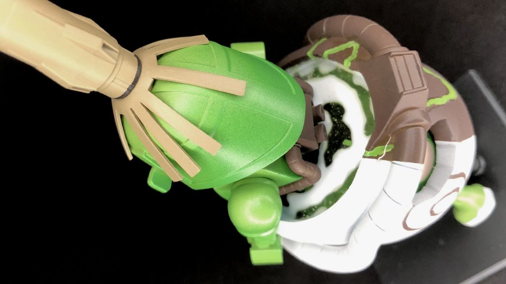 レジンを使い注がれたお茶を表現光沢感と透明感が活きて液体感が大変表現できています