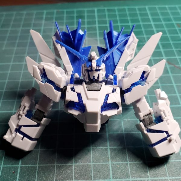 偶然見つけたユニコーンガンダム、装備がてんこ盛りで即購入しました。これはHGと言えどかなり作り応えがありそうですよ。早速ボディをちょっと組み立てみましたけどぉ、うーむ、サイコフレームの表現に課題があると感じますねぇ。頭部のツノは割りとシャープで長めですが、もっとシャープにします。（4枚目）