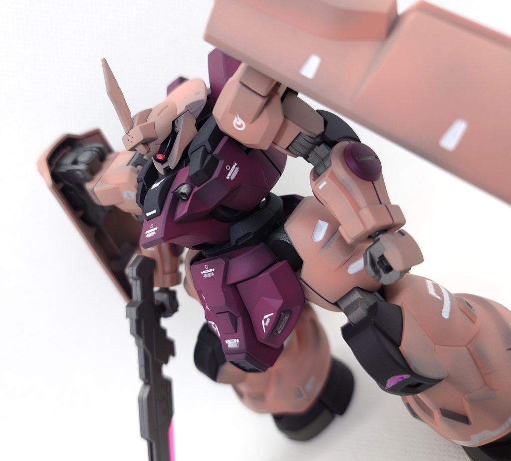 脚部の合わせ目消しをした後に、全塗装で製作しました。やはり水星シリーズは組み易い良キットですね。アドステラの世界にシャアを呼んだのは口の悪い幼女との噂もあったりなかったり…(zaku-kao4)パーメット粒子の起こした奇跡とかなんとか…(zaku-kao4)お付き合いありがとうございました。