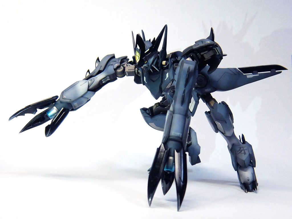 上の合成の元写真です。塗装はそのまんま「狼」のイメージで。角と爪は全艶黒。その他は毛のグラデーションを意識して、パネルラインとか無視して白〜ミディアムブルー〜薄目のミッドナイトブルーの３色で塗りました。ちょっと３色の差が少なすぎたかな・・・