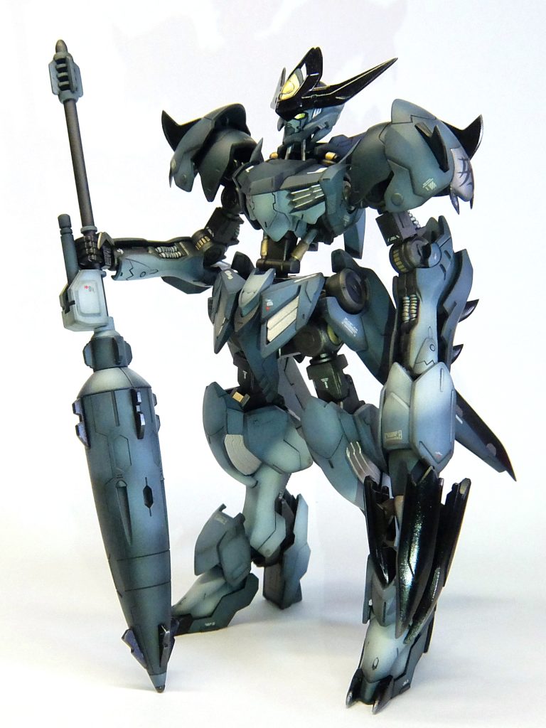 2024年発売の新しいキットなだけあって、HGやのに良くできてますねー。ディテール追加とか、したら余計にうるさくなりそう・・・全体に均一してスジとか段とか模様あるんで、ゴチャゴチャしてる。モーターヘッドらしく、「細い・太い」や「ゴチャゴチャ面・ツルっと広い面」のメリハリ増やすんに、ディテールは、逆に消していく方向やな。（モーターヘッドとちゃう！・・・けど鉄血のんはモーターヘッドにしか見えん。）