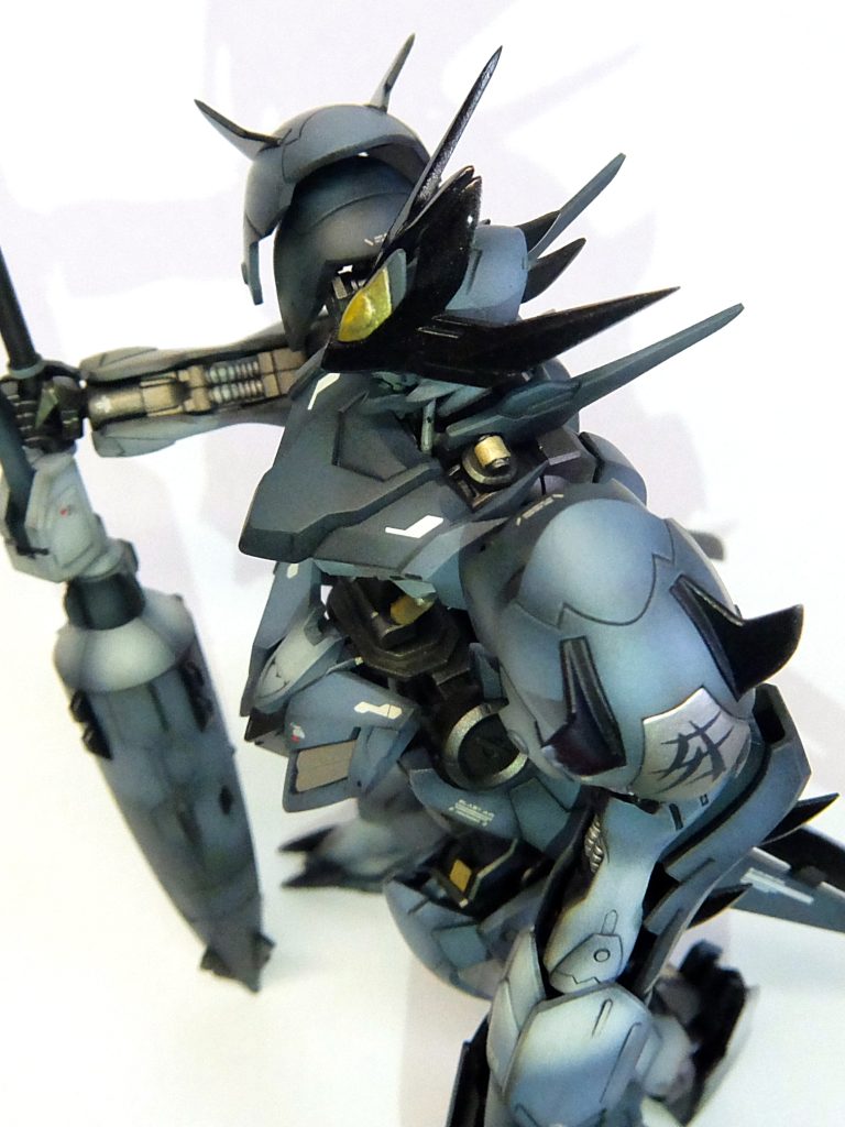 ・・・で、獰猛な感じってどぉやって出そ。とりあえず、牙とか爪とか刃みたいな感じで、尖らせられそうなとこ全部尖らせて、触ったら痛そう雰囲気を出そっか。という事で延長とか追加とかで、あちこちツンツンさせました。後に倒れたら、破損まちがいなし！最終組み立ても持つとこあらへん！獰猛な感じにするつもりが、繊細なものになってしまいました・・・