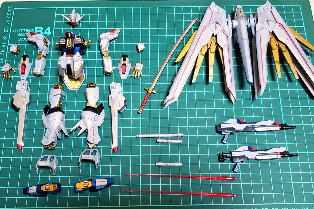 今回は光沢塗装と内部フレームチラ見え加工で仕上げました