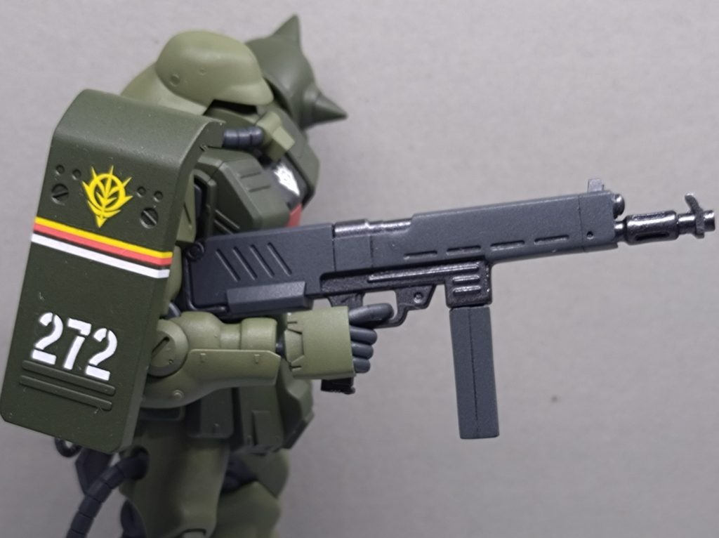 何気にマシンガンの制作に一番時間がかかりました。元々のマシンガンのハンドガードを大きく切り欠きました。こうすることでドイツ軍の銃らしいフォルムになったと思います。それに合わせて塗り分けも頑張ったので、やけに時間かかりました。