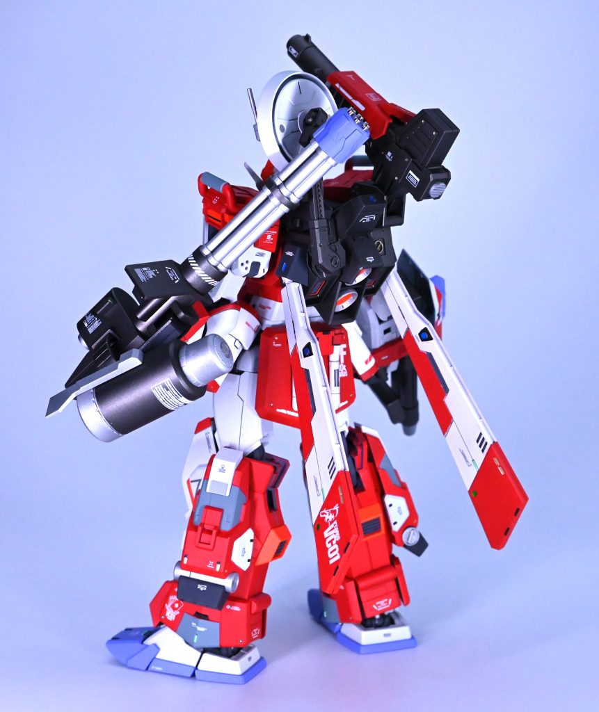 MGにしては塗り分けがあまりされていないのでマスキングで腰、下腿の装甲、ブースター、シールド等を塗り分けています