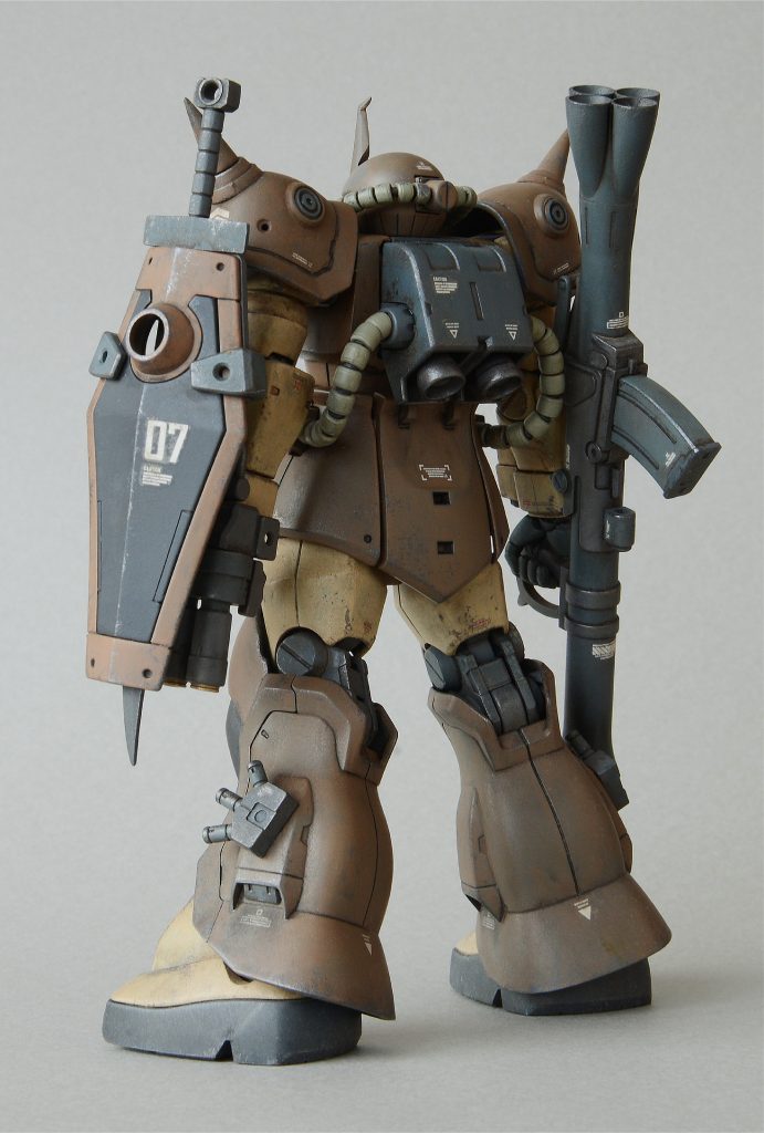 肩のスパイクをカットして前後にはディテールを追加、上部はビルダーズパーツのMSスパイクに置き換え。パイプ類はビルダーズパーツのMSパイプを使用しました。30MMのオプションパーツセットからスモークディスチャージャー的なパーツを脚部に追加しています。